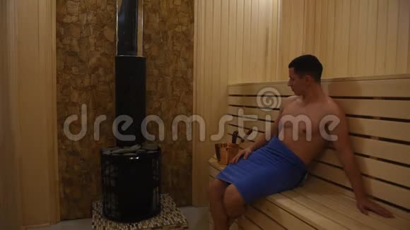 帅哥在桑拿浴中放松保持健康视频的预览图