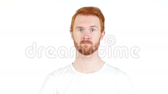 肖像红发男子显示拇指向下的标志在不同意的提议视频的预览图