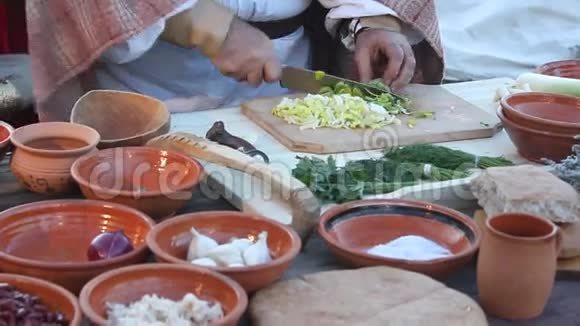 传统烹饪罗马尼亚农民服装视频的预览图