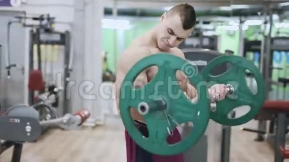 肌肉健美运动员在健身房锻炼二头肌视频的预览图