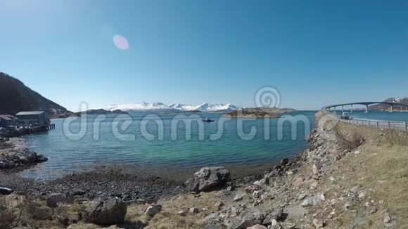 在晴朗的蓝春天挪威北部的夏季小岛桥视频的预览图