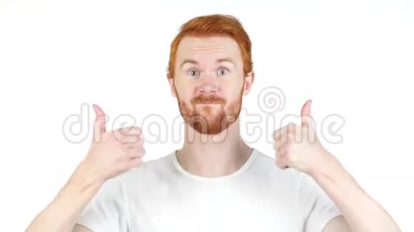 红发男人竖起大拇指对着镜头微笑白色背景视频的预览图
