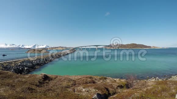 在晴朗的蓝春天挪威北部的夏季小岛桥视频的预览图