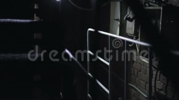 黑暗的地下室特写视频的预览图