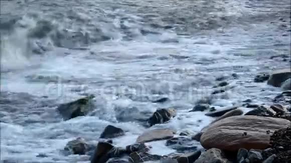海浪拍打着海岸黑海霍斯塔市视频的预览图