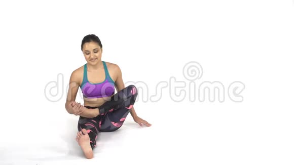 女人练习瑜伽帕德马萨纳莲花姿势视频的预览图