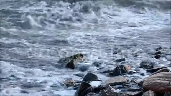 海浪拍打着海岸黑海霍斯塔市视频的预览图