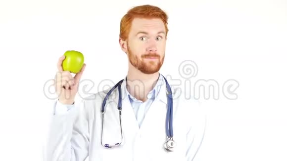 微笑医生把绿苹果拿给照相机看视频的预览图