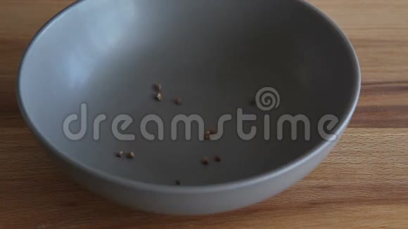 生粒荞麦落入陶罐视频的预览图