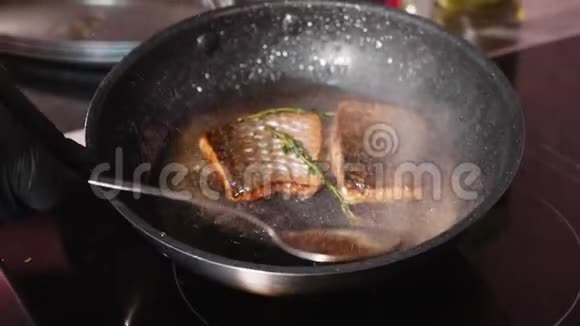 锅炸鱼蒸锅上的两片面包片视频的预览图