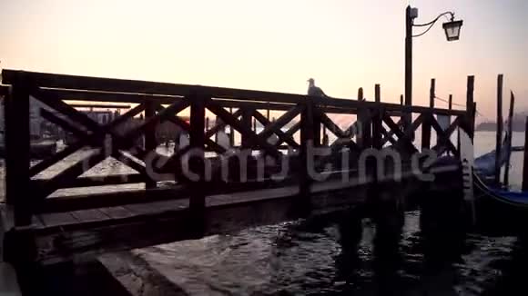 伦敦威尼斯的贡多拉斯在背景上可以看到圣乔治马吉奥尔岛视频的预览图