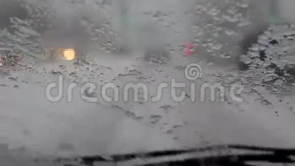 在恶劣的天气条件下驾驶视频的预览图
