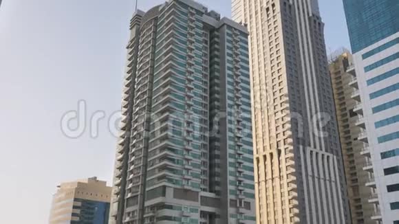 在阳光明媚的一天迪拜的住宅摩天大楼阿联酋视频的预览图