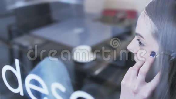 年轻的女商人在打电话时微笑视频的预览图