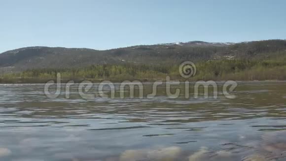 夏季阳光下的塞雷尼河流动缓慢地抛掷岩石视频的预览图
