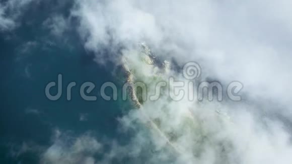 在晴朗的雾天无人机沿着俄罗斯海岸射击视频的预览图