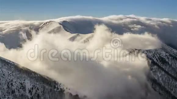 冬天的雪山低云飞过山脊晨光的流逝视频的预览图