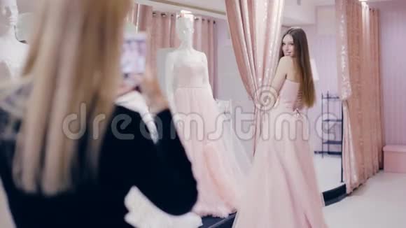 女孩在商店里选择舞会礼服视频的预览图