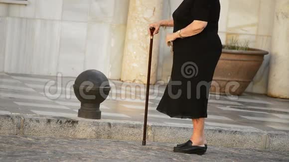西班牙安达的一位身穿黑衣的老年妇女视频的预览图