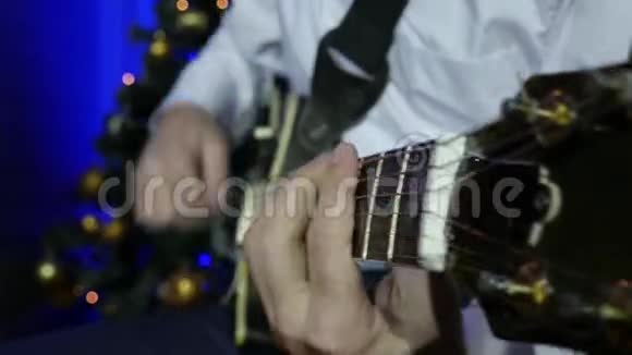 一个人演奏电吉他特写视频的预览图
