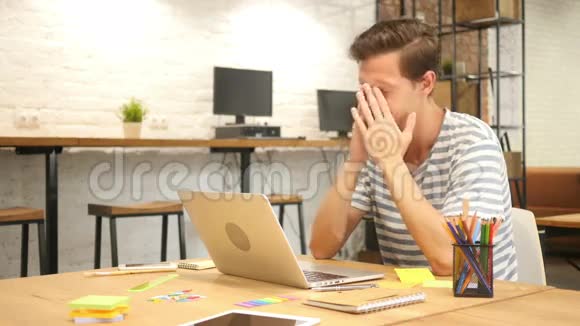 沮丧的创意设计师工作在笔记本电脑头痛视频的预览图