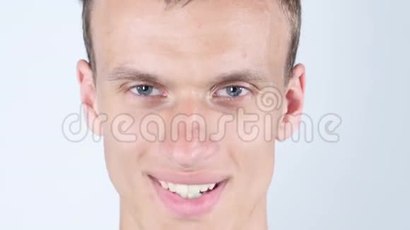 一个年轻英俊的白种人微笑的肖像男性模特看镜头视频的预览图