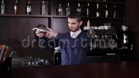 在夜总会酒吧或酒吧使用摇酒壶鸡尾酒和饮料的酒保视频的预览图