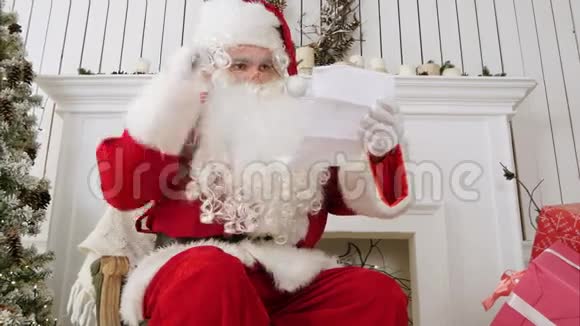 愤怒的圣诞老人正在读一封信把它撕成碎片视频的预览图