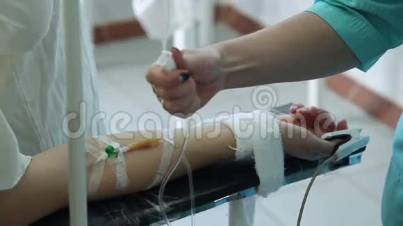 手术患者的手视频的预览图