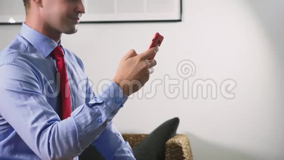 男人用智能手机上的视频调情这家伙在使用智能手机的视频通话中在线发送一个吻视频的预览图
