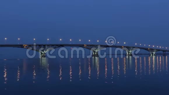 满月从桥上升起时间流逝俄罗斯萨拉托夫和恩格斯城市之间的路桥伏尔加河视频的预览图