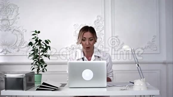 女医生坐着由斯凯普会诊视频的预览图