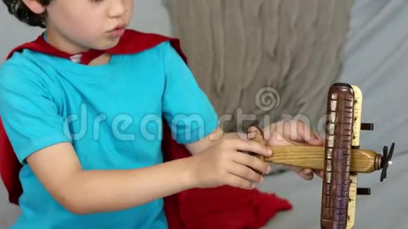 小男孩在玩玩具飞机视频的预览图