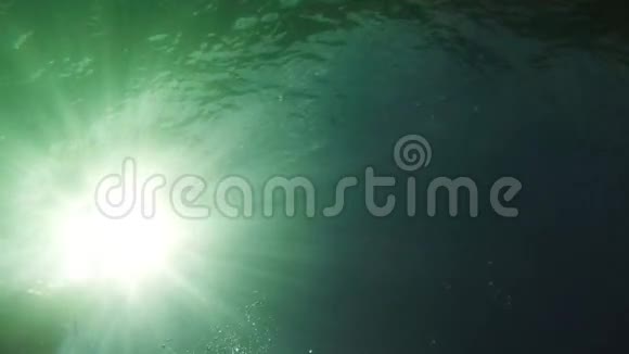 气圈水肺潜水视频的预览图