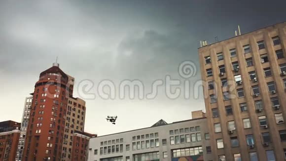 无人机在建筑物间飞行视频的预览图