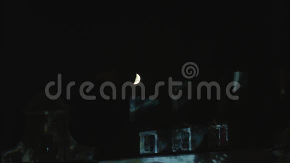 夜晚半个月亮照在屋顶上视频的预览图
