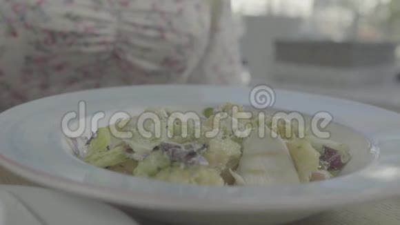 家里的女人加盐吃饭盐瓶盐食物餐盘特写视频的预览图