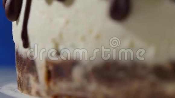 把巧克力蛋糕的一部分用白线和冰冻的水滴封闭起来食物背景巧克力流隔离视频的预览图