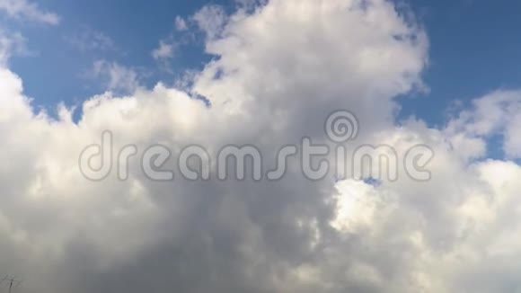 云彩穿过蓝天延时录音4K录像UHD视频的预览图