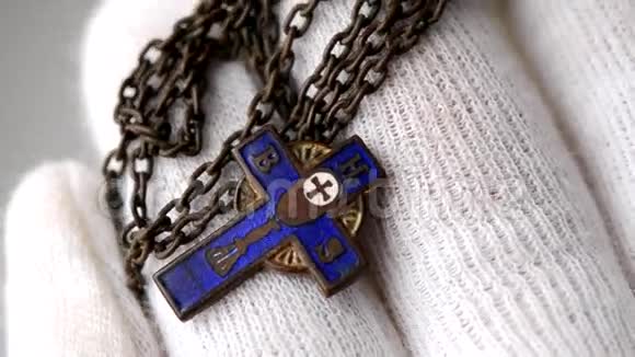 小小的蓝色基督教十字架视频的预览图