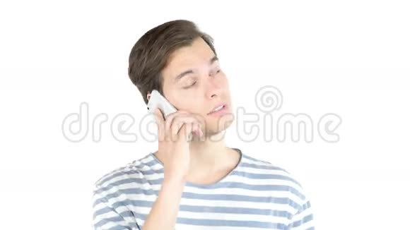 迷人的年轻人在电话里笑孤立的白色背景视频的预览图