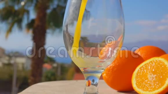 特写橙汁倒入酒杯视频的预览图