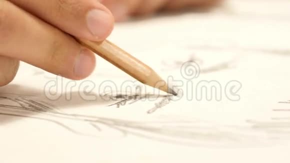 在纸上用铅笔描画素描把手收起来视频的预览图