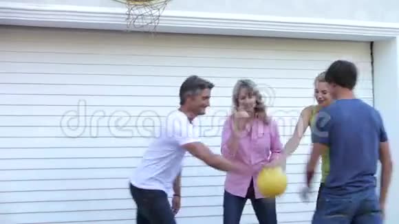 青少年家庭在车库外打篮球视频的预览图