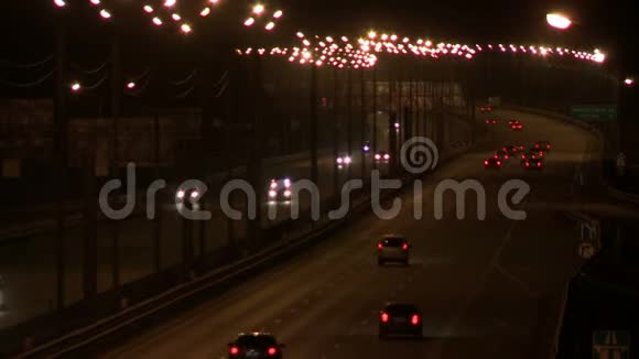 傍晚城市道路的高视角视频的预览图