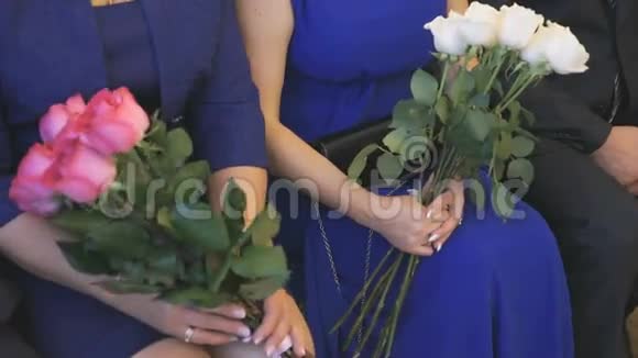 两个女人捧着玫瑰花束视频的预览图