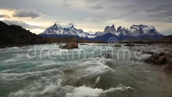 夕阳下的山河与山景交相辉映托雷斯德尔潘恩智利视频的预览图