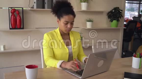混合种族妇女在国际公司工作视频的预览图