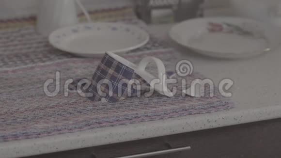 打碎的杯子打碎的杯子厨房桌子上损坏的杯子厨房特写视频的预览图