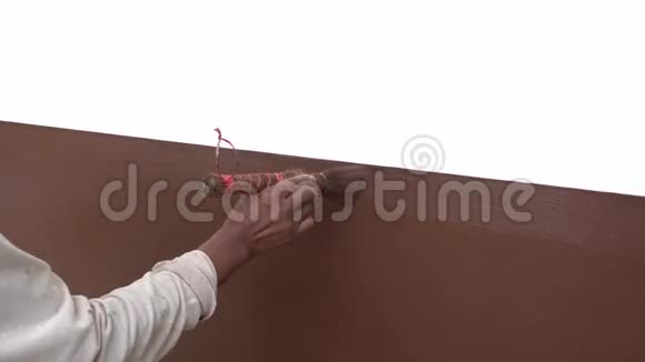 工人用棕色油漆作画视频的预览图